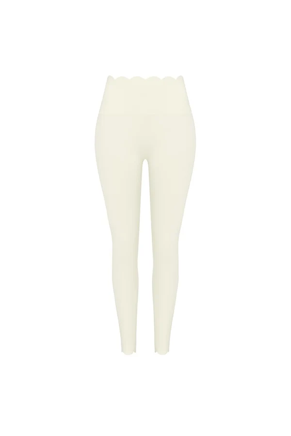 High-Waist Scallop Scrunch Legging - Oat Milk