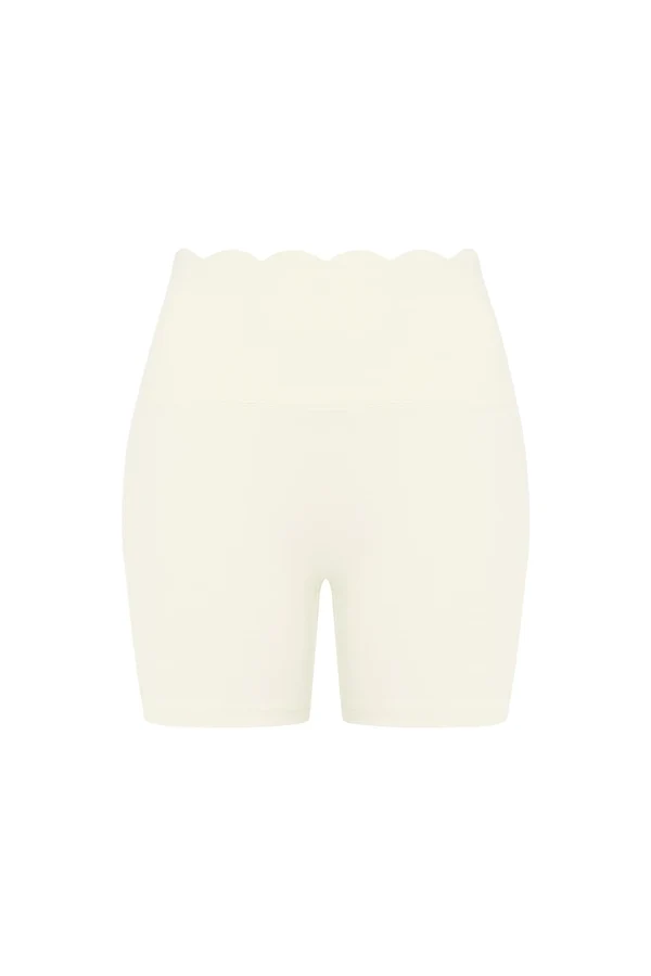 High-Waist Scallop Scrunch Short - Oat Milk